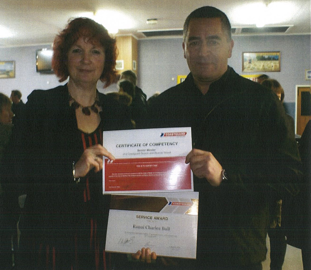 Nic Hockley presenting Rā with his certificate.
