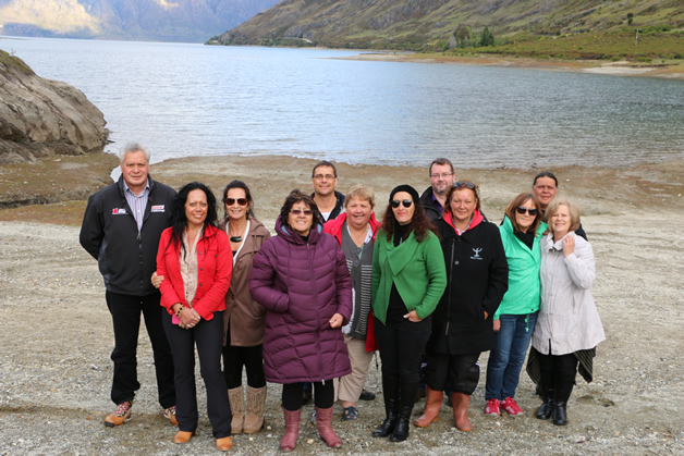 Whānau stop for a picture at Lake Hawea. Photo by Roslyn Nijenhuis.